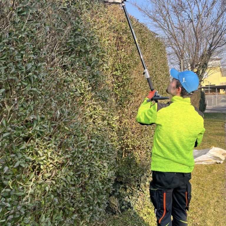 Moderne Gerätetechnik Professionelle Gartengeräte wie Heckenschere und Rasenmäher für die Gartenpflege durch Grünraumpflege Julian Danko.