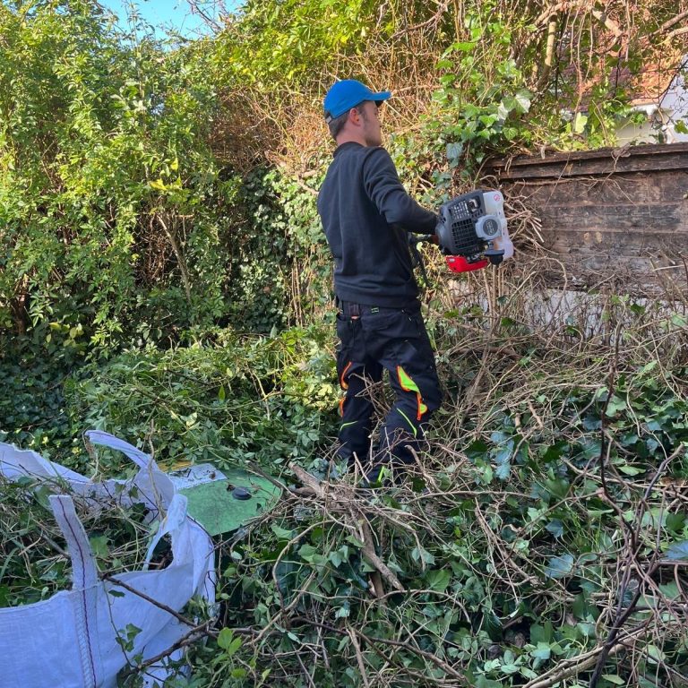 Grünraumpflege Julian Danko im Einsatz für meine Kunden Julian Danko bei der professionellen Gartenpflege in Graz-Umgebung