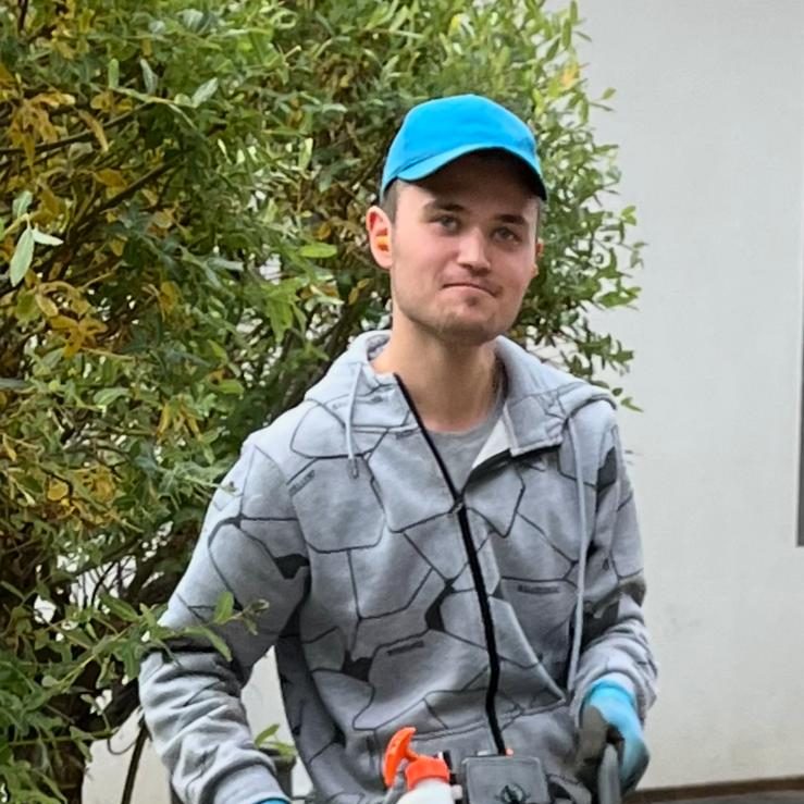 Julian Danko – Ihr persönlicher Gartenhelfer Julian Danko von Grünraumpflege Julian Danko bei der Gartenarbeit in Hitzendorf